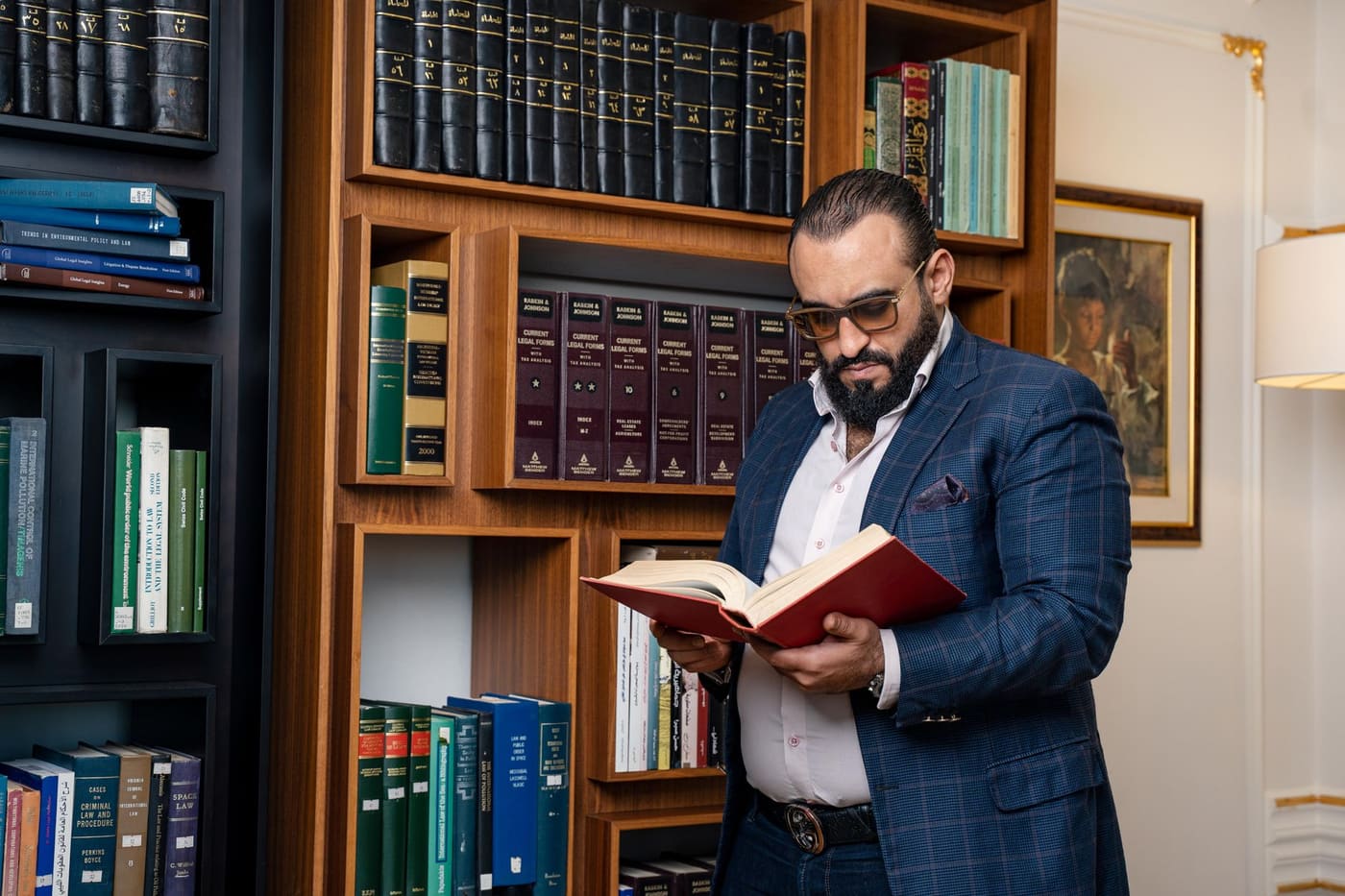 Avocat dans une bibliothèque trouvant une information juridique grâce à l'IA.