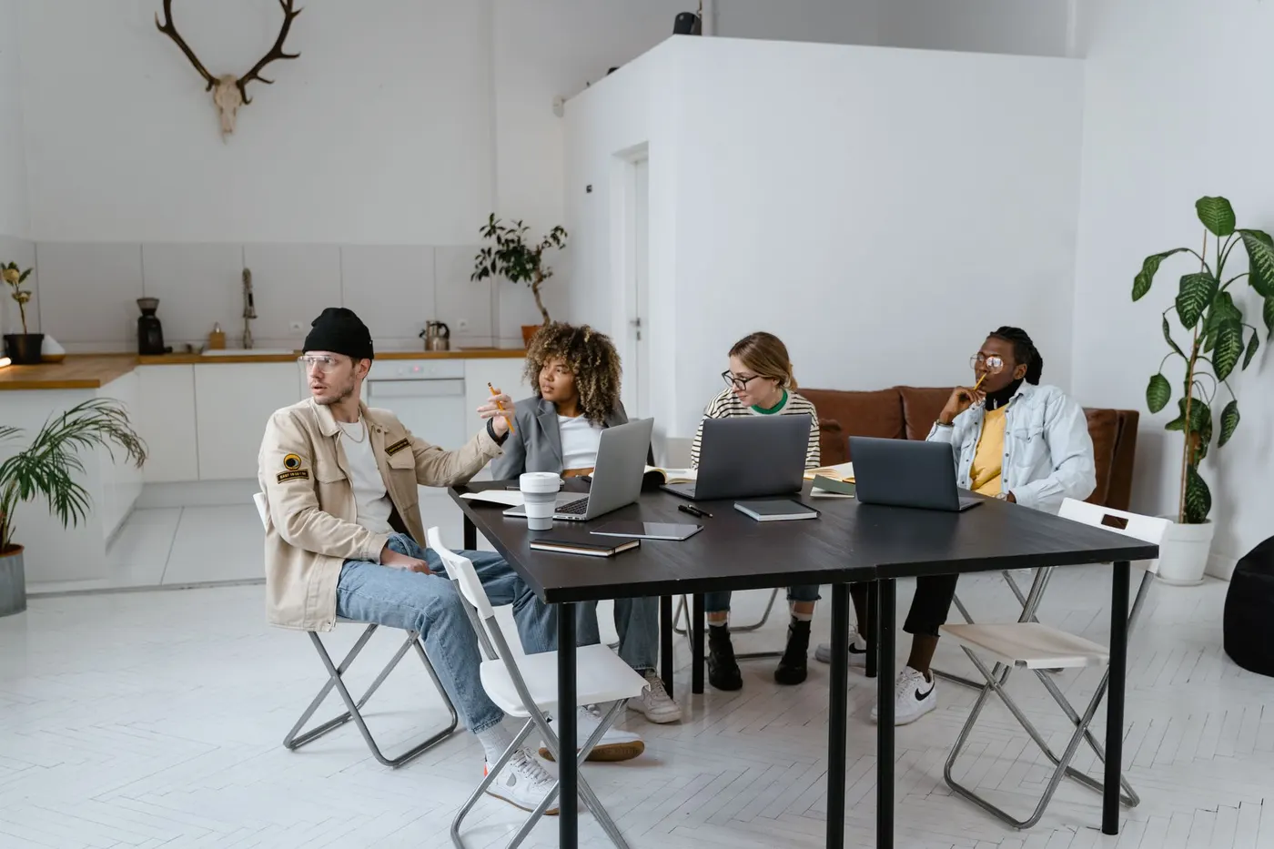 Professionnels collaborant dans un incubateur parisien.