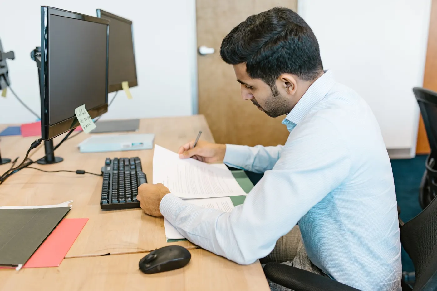 Un salarié effectue des tâches administratives répétitives sur son ordinateur au bureau.