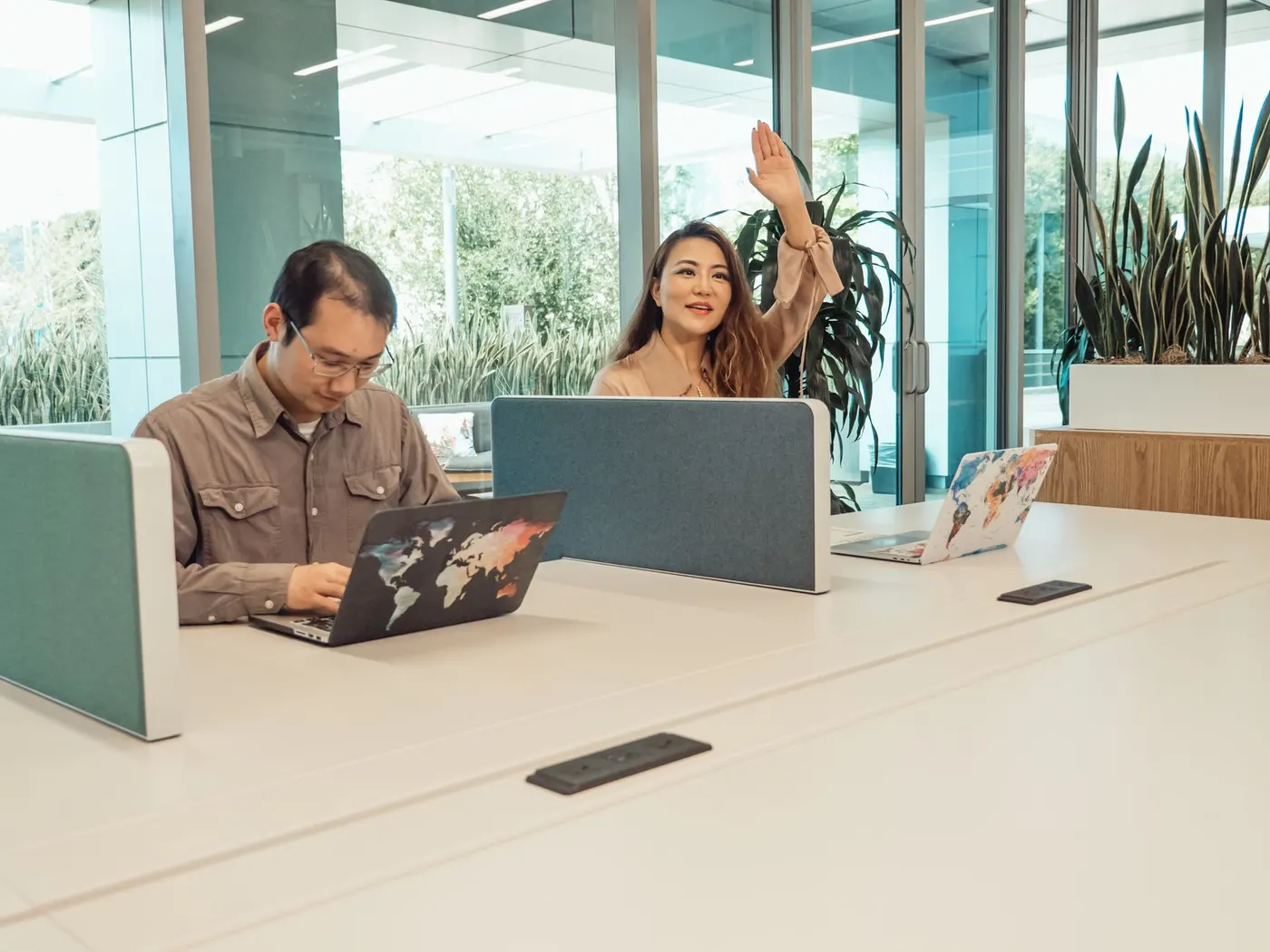 Professionnels de l'IA collaborant à Bordeaux