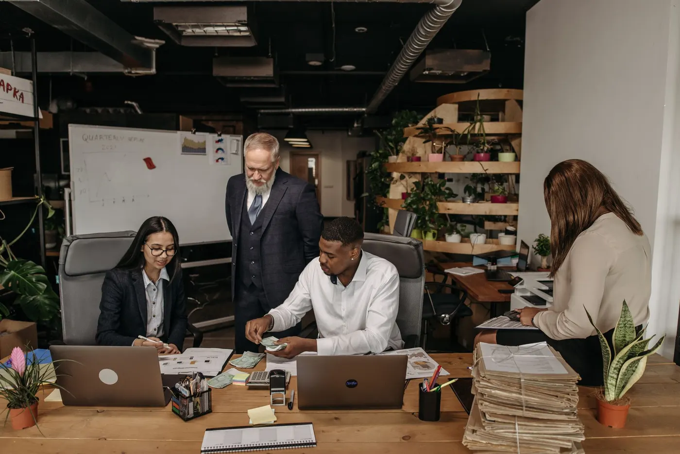 Équipe comptable en formation sur les nouveaux processus.