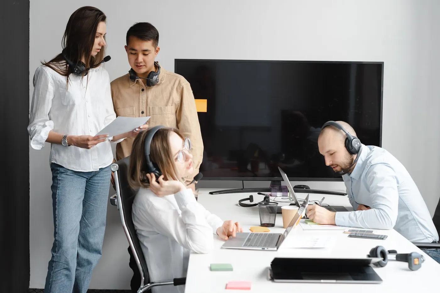 Équipe collaborant sur une bibliothèque de prompts