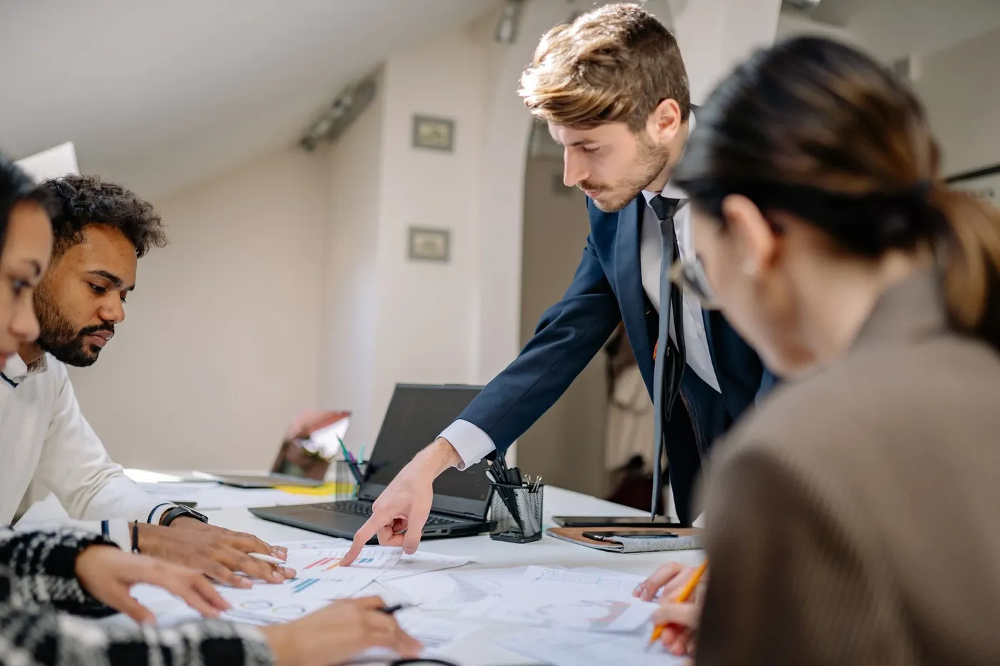 Équipe planifiant une feuille de route autour d'un plan de travail