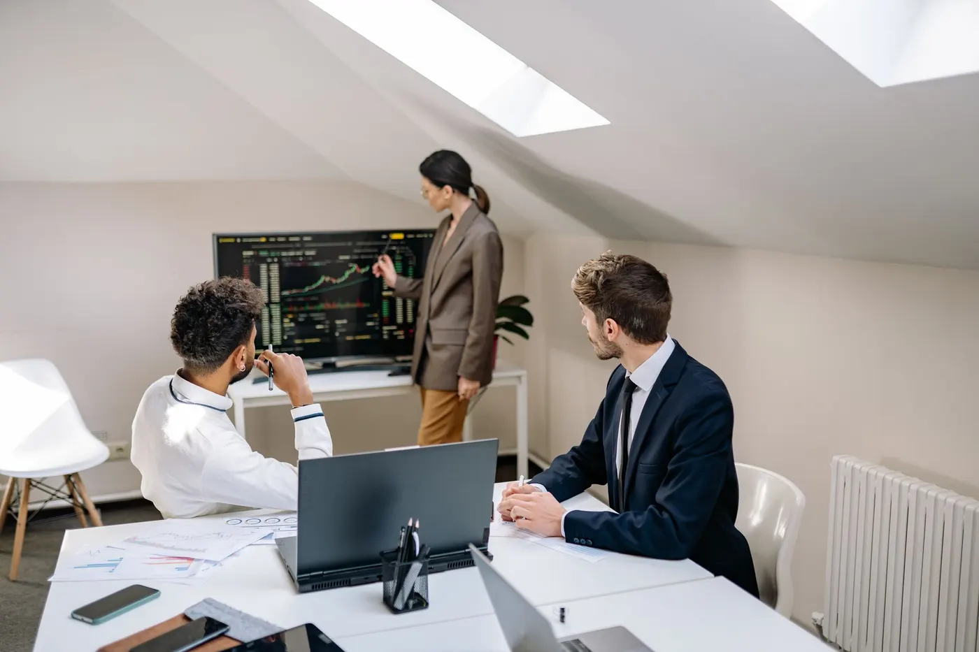 Professionnels planifiant une stratégie IA.