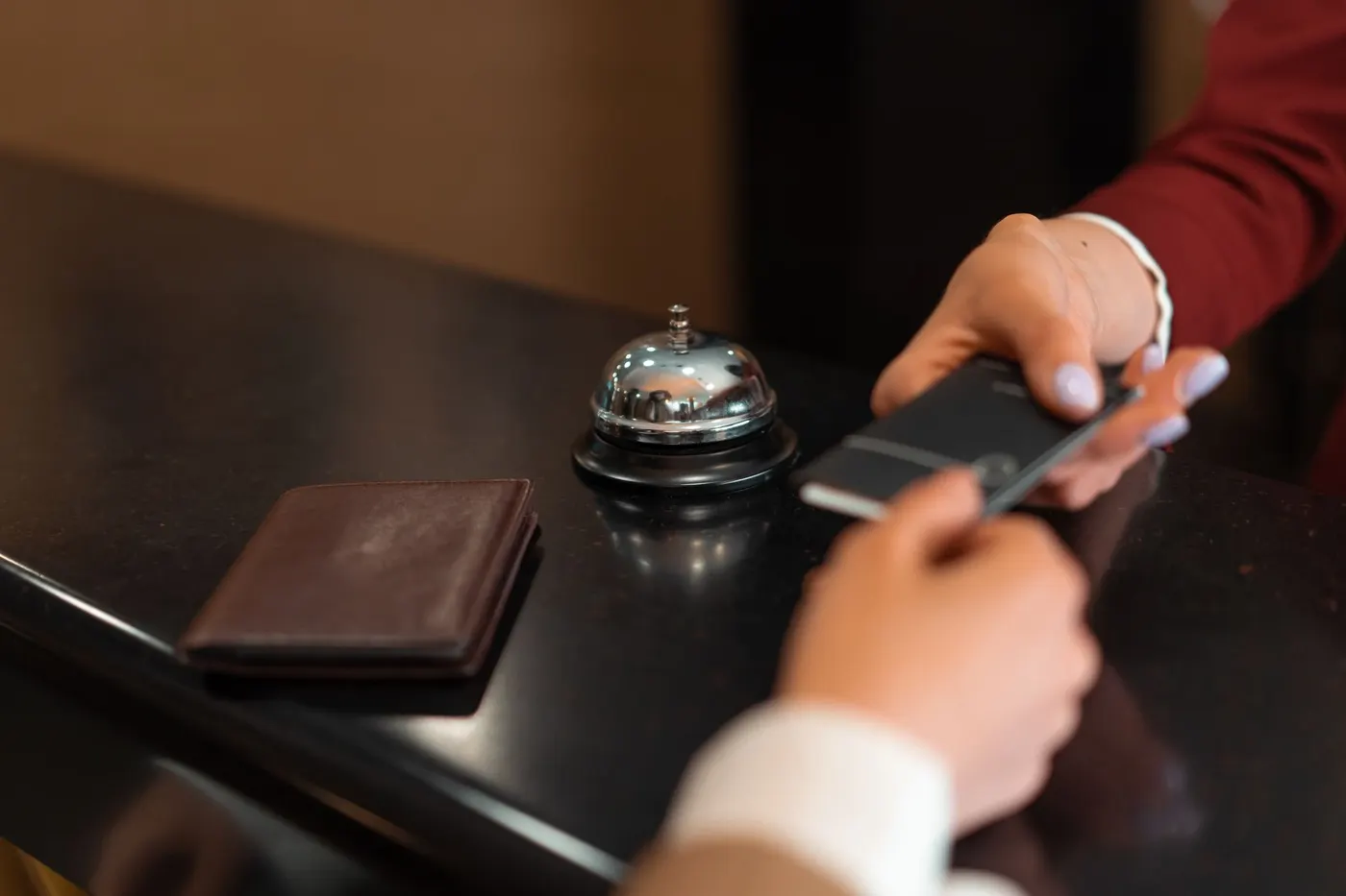 Concierge d'hôtel parisien assistant un client