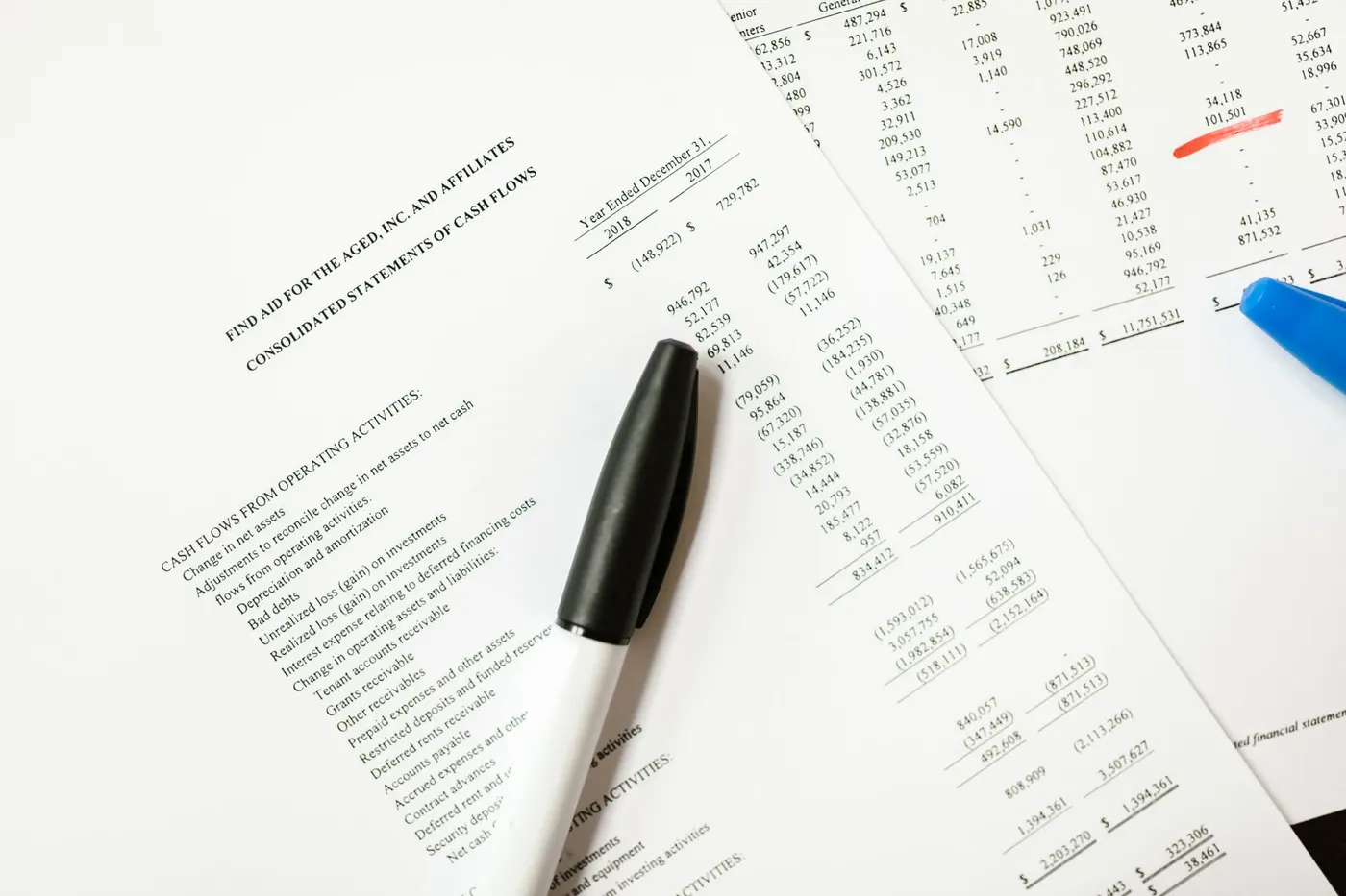 Outils d'horloger assemblant un mécanisme complexe.