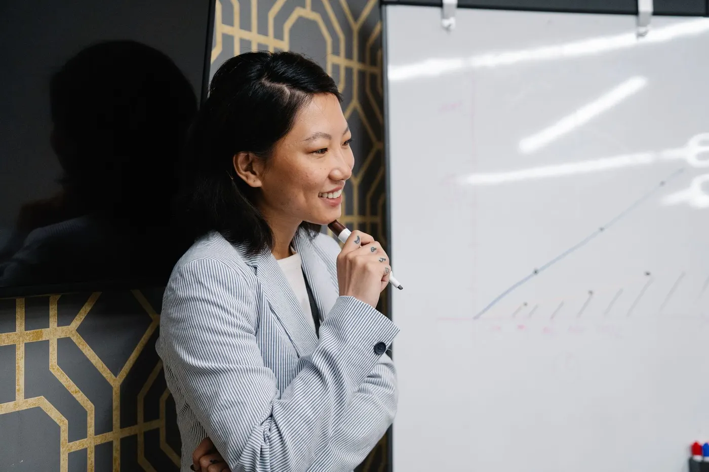 Stratège marketing planifiant un parcours client.