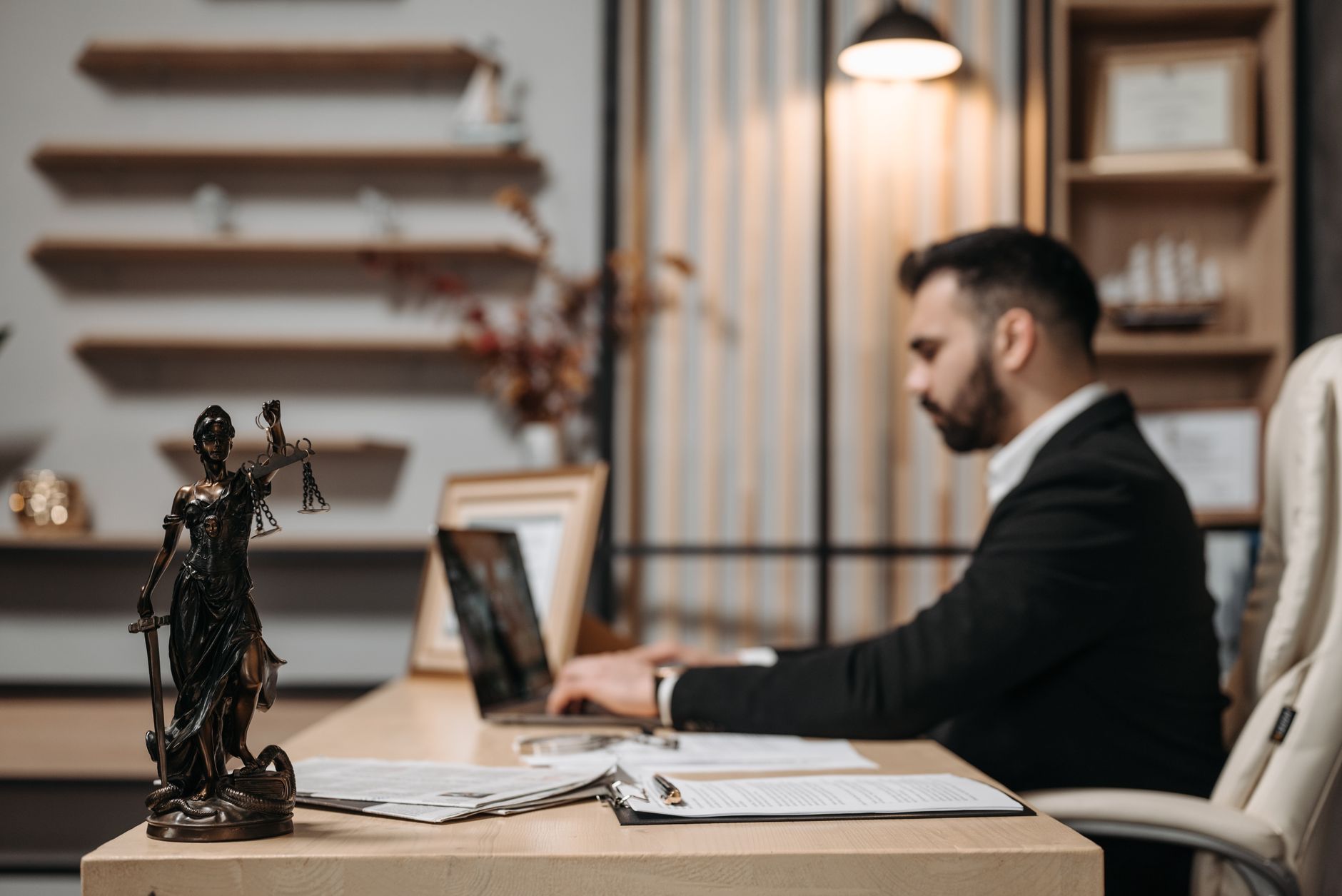 Professionnels du droit intégrant l'IA dans leur travail de manière sécurisée.
