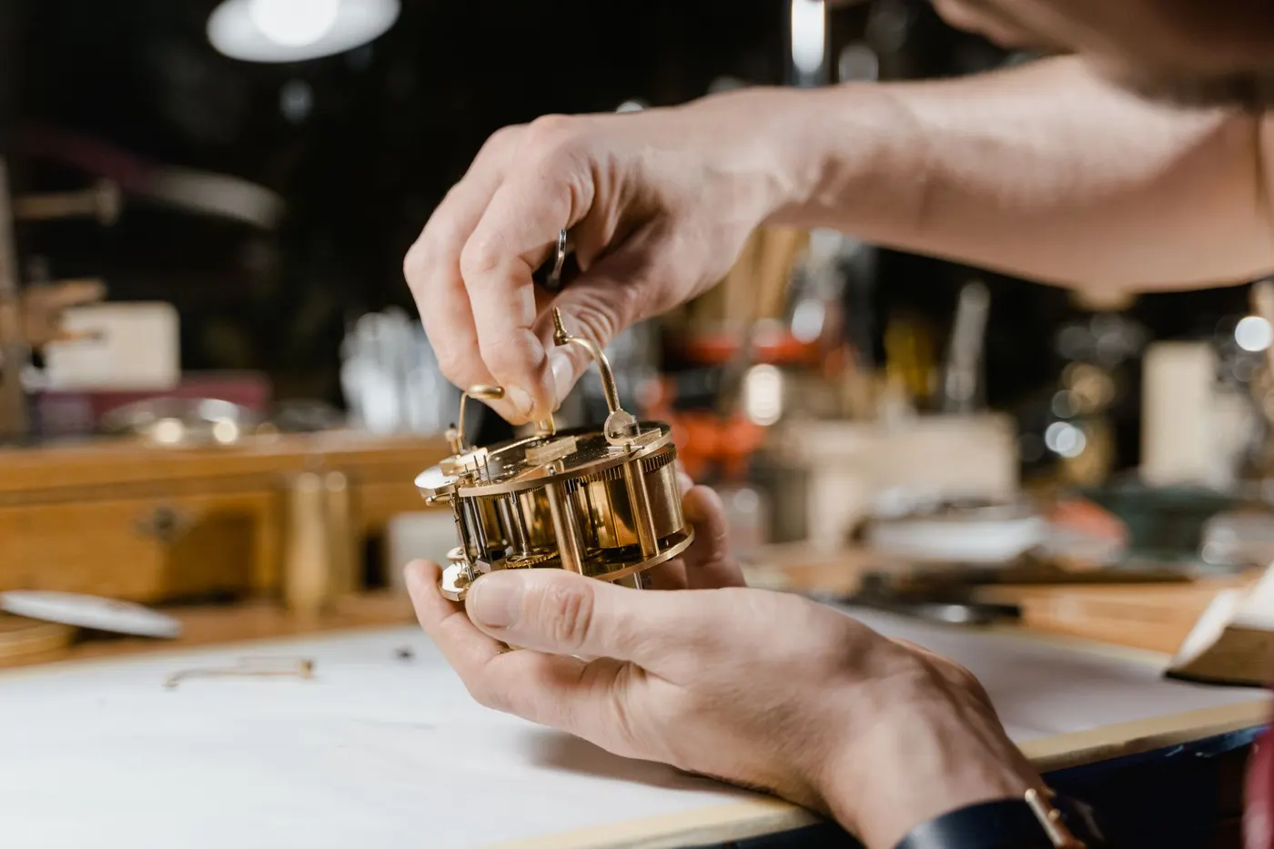 Horloger assemblant une montre mécanique complexe.