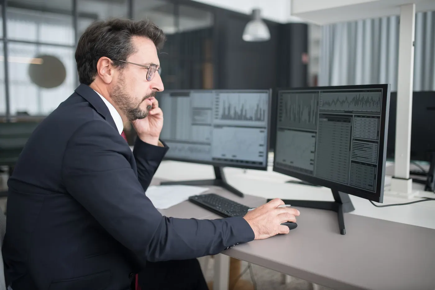 Artisan façonnant une stratégie d'entreprise avec des outils IA.