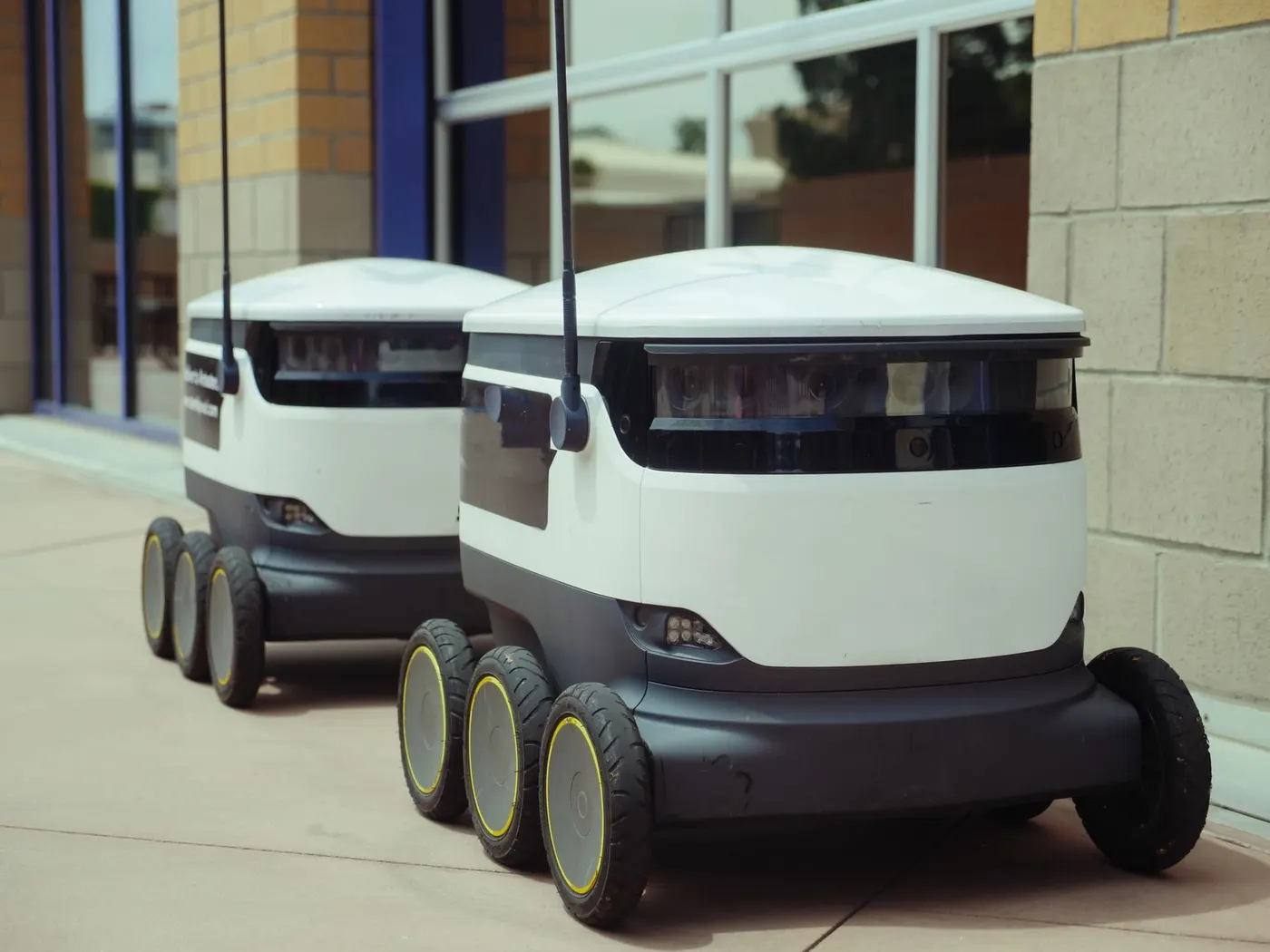 Robot autonome dans un entrepôt logistique moderne.
