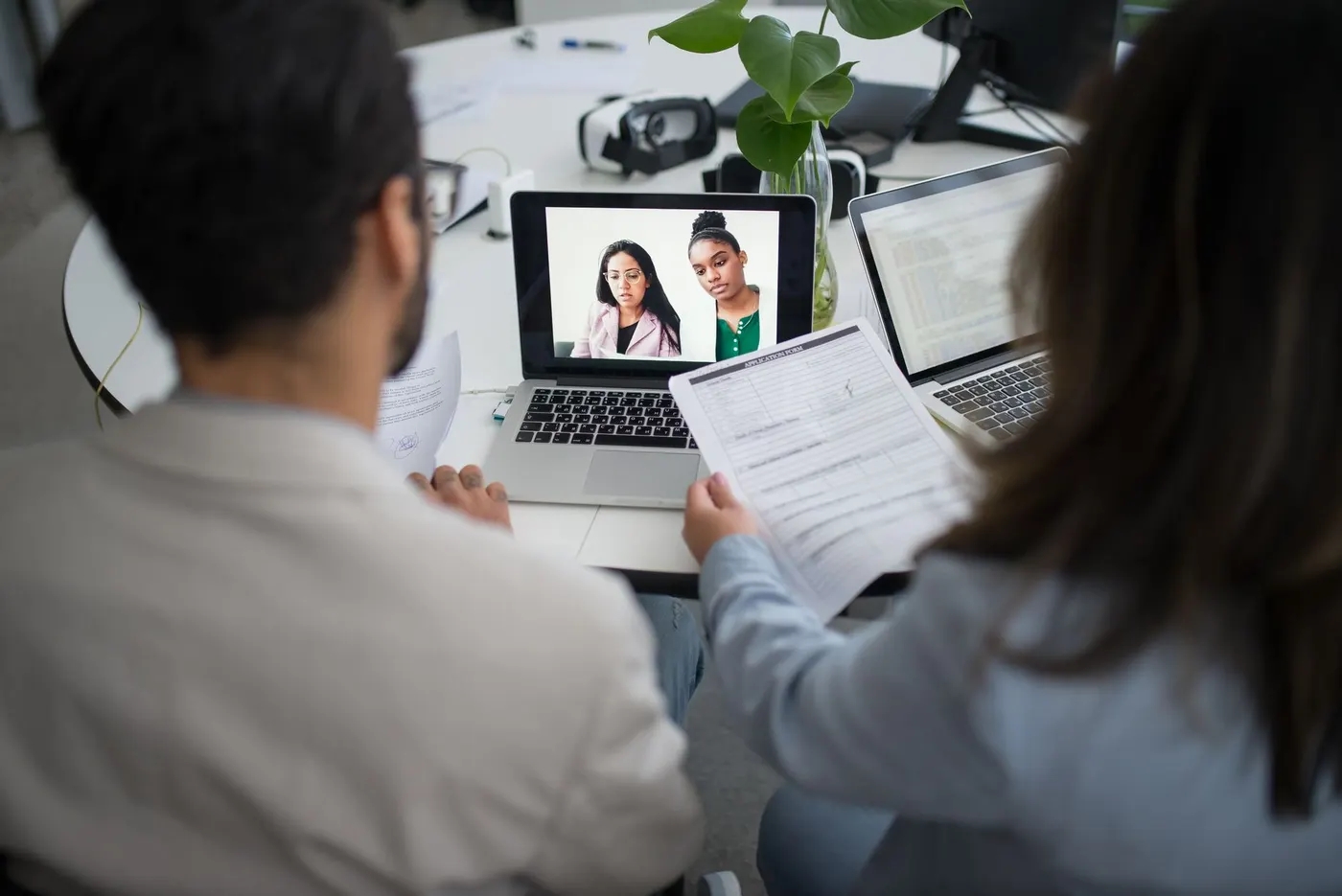 Professionnelle RH analysant des profils de candidats via une interface IA.