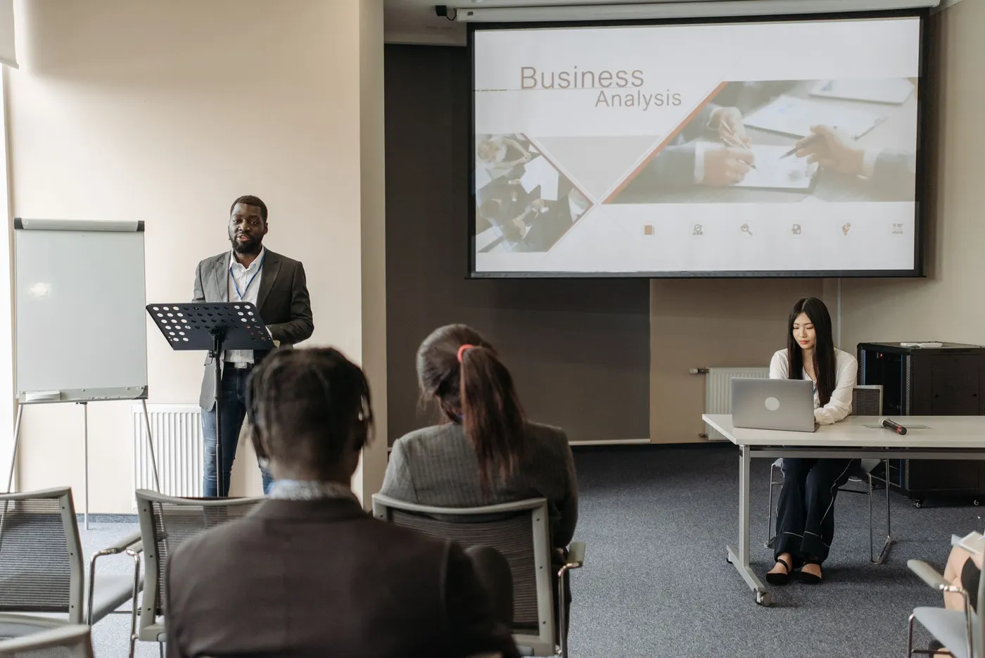 Équipe en formation sur l'intelligence artificielle en entreprise.