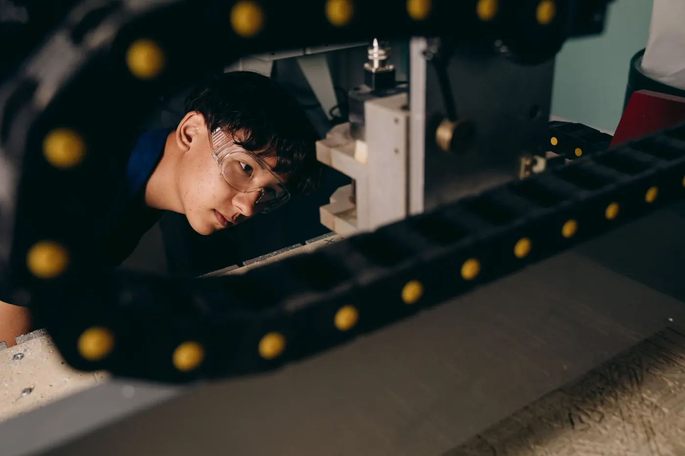 Artisan horloger assemblant un mécanisme complexe.