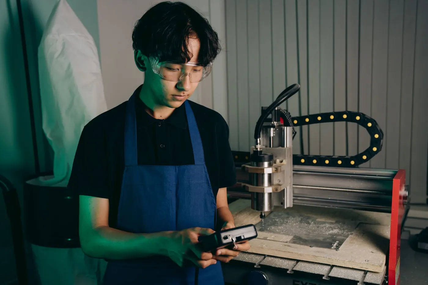 Artisan collaborant avec un robot automatisé.