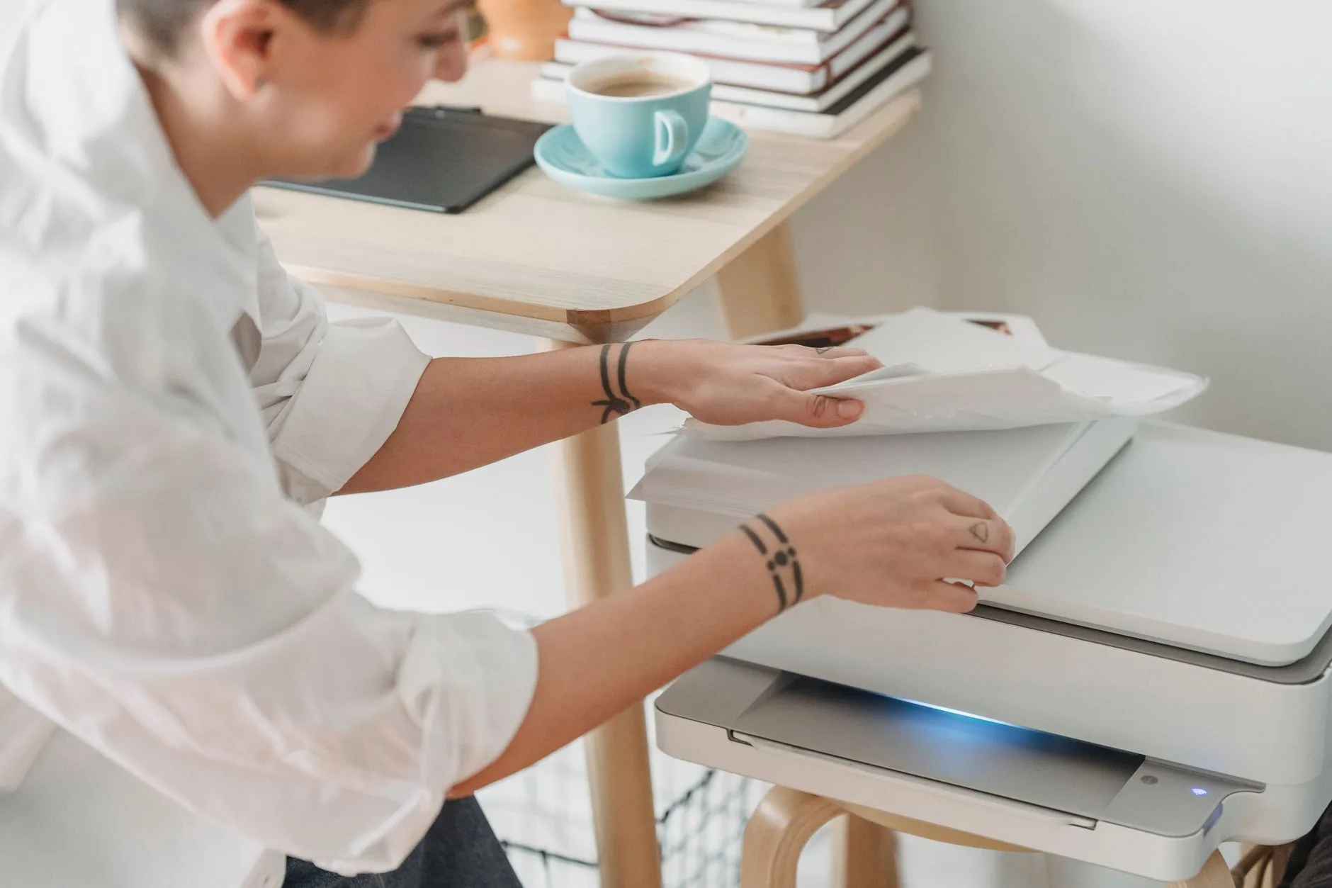 Salariée dépose une page imprimée sur la vitre du scanner d'une imprimante de bureau
