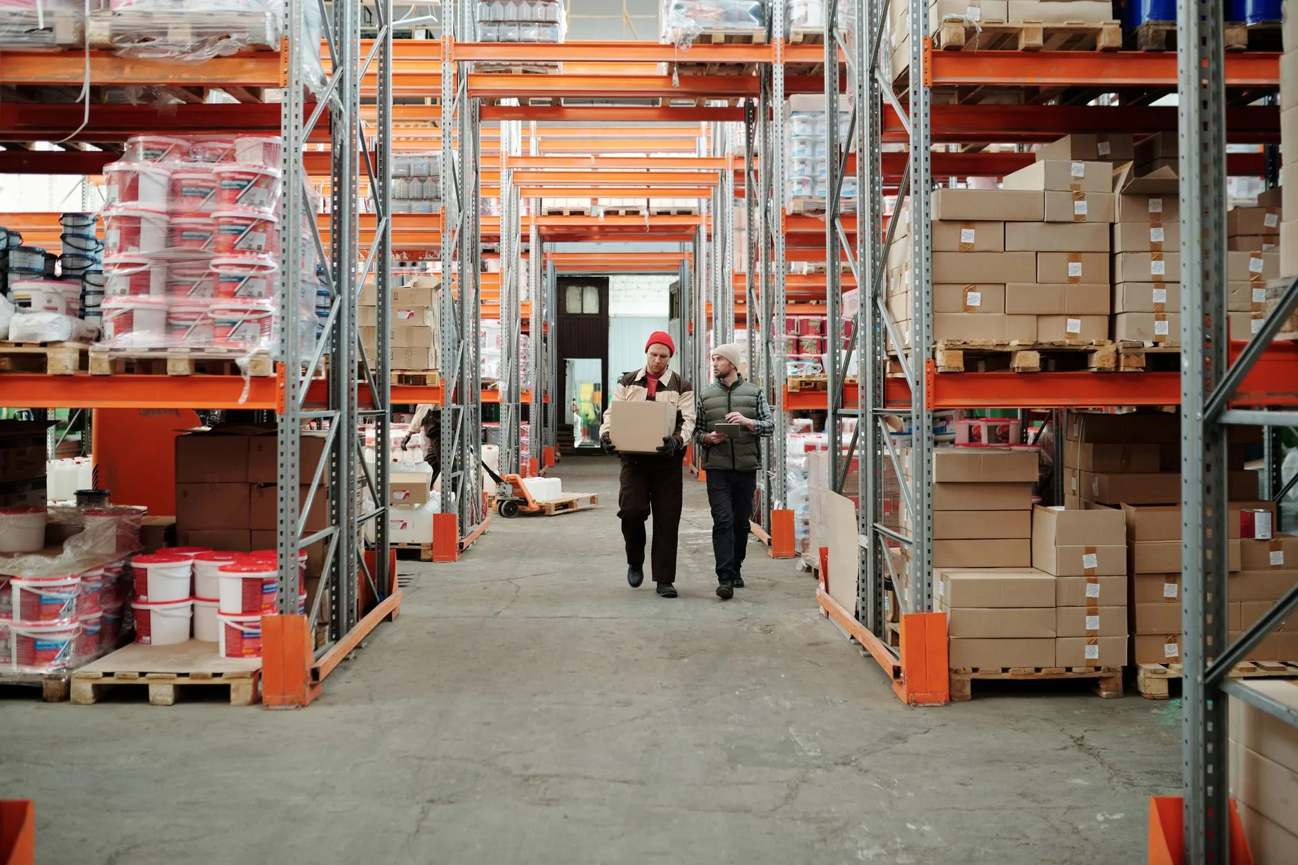 Rayonnage d'un commerce avec des références étiquetées