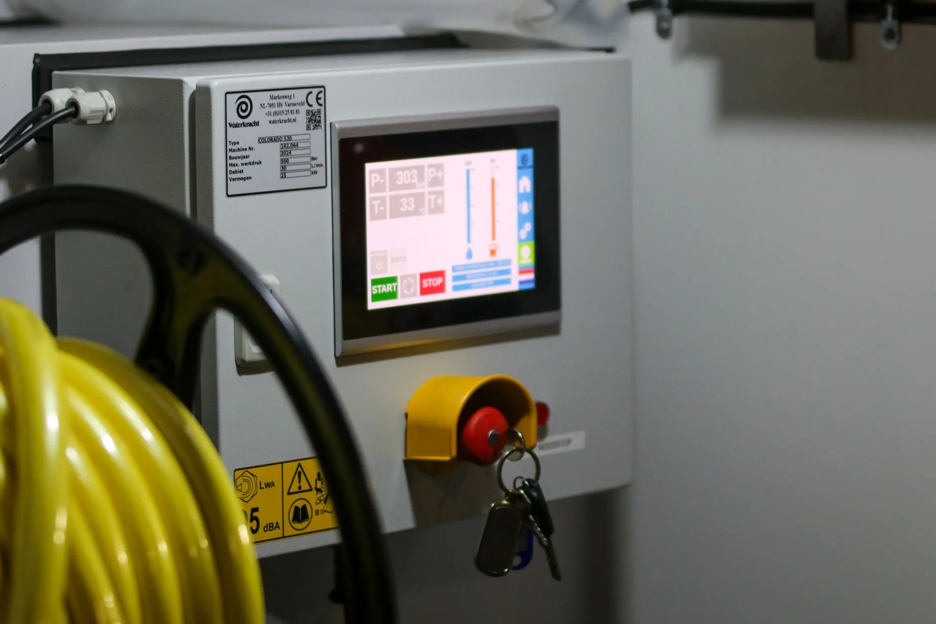 Armoire de commande industrielle équipée de son bouton d’arrêt d’urgence et de son écran de contrôle