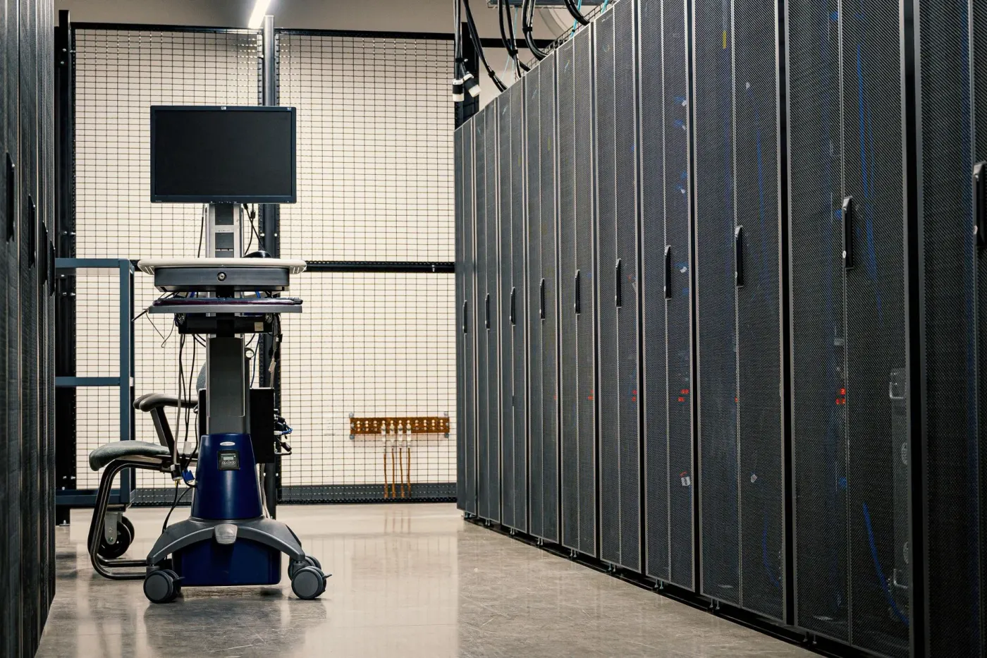 Console de supervision sur chariot dans une allée de baies serveurs d'un centre de données