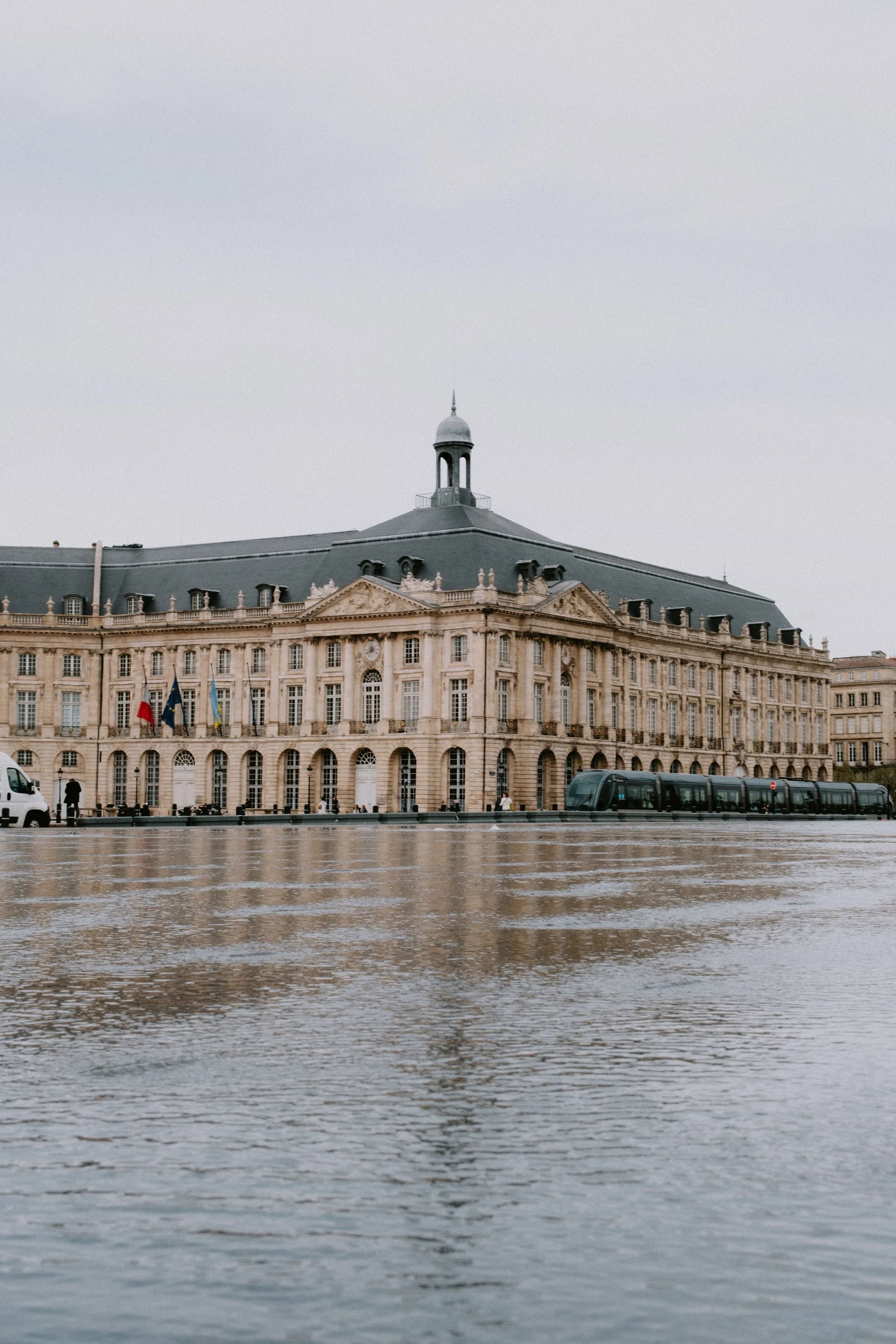 Quais de la Garonne à Bordeaux bordés de façades en pierre blonde