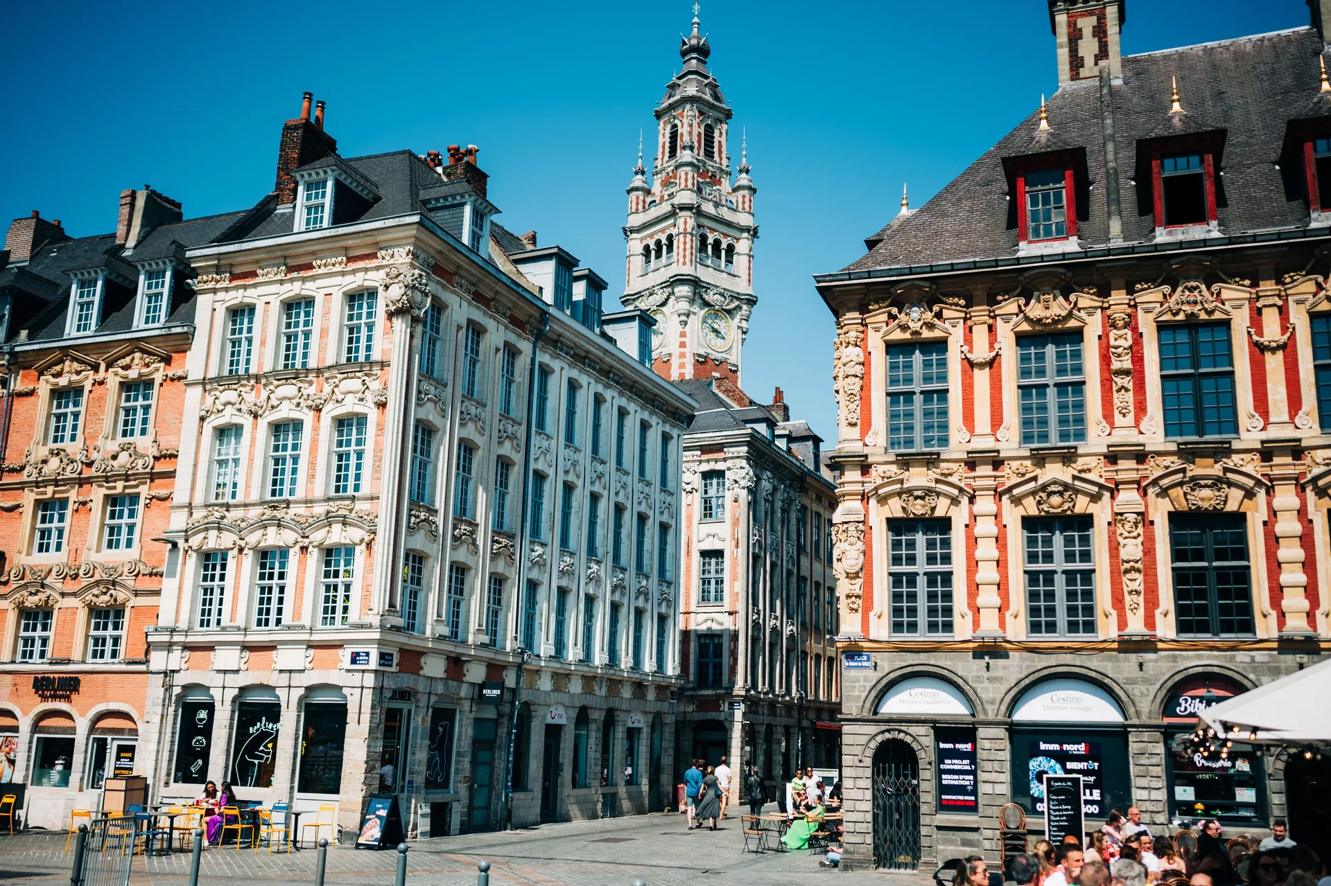 Façades flamandes et beffroi de la Grand Place de Lille sous un ciel dégagé