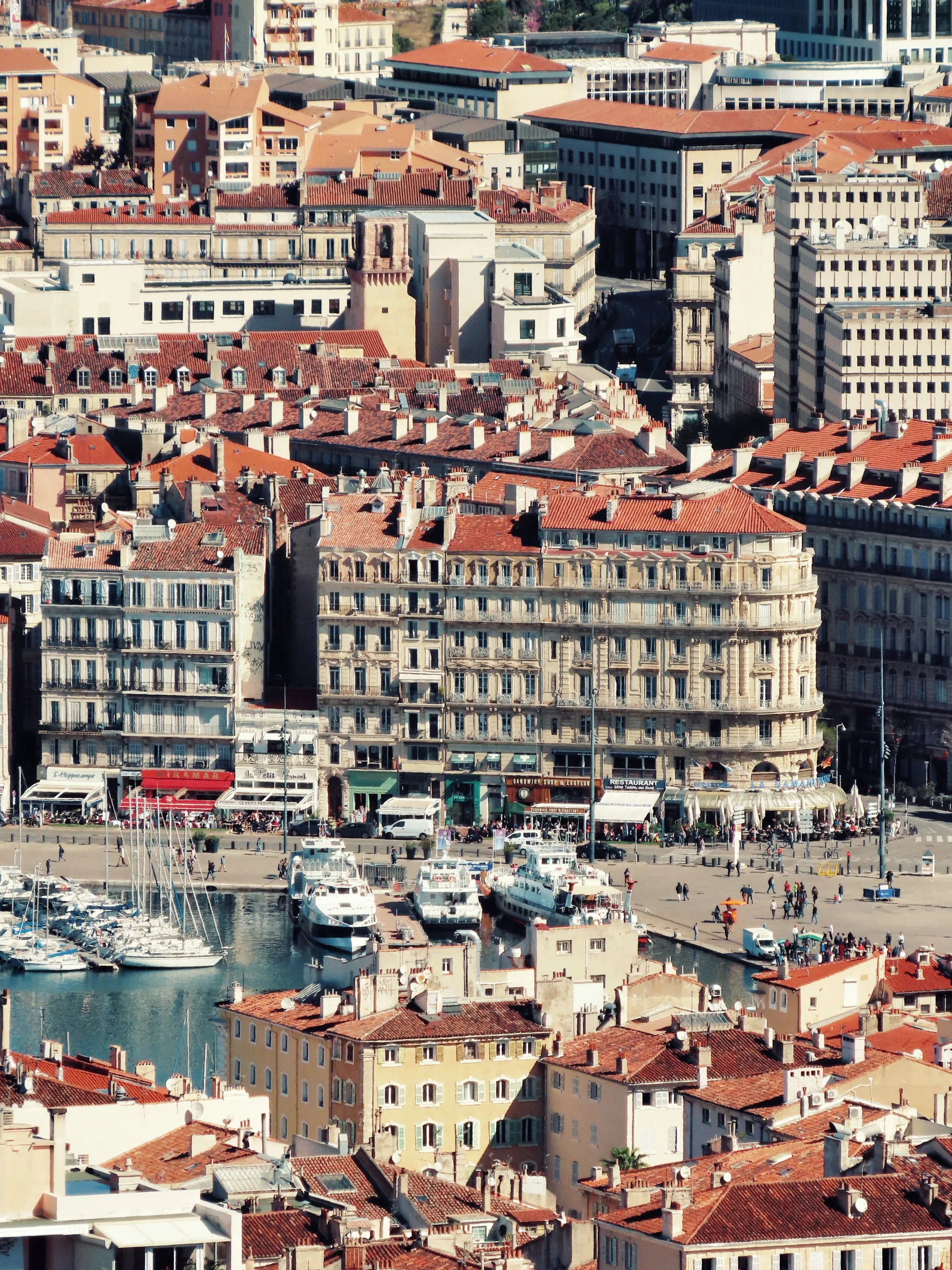 Vue aérienne du Vieux-Port de Marseille et de son bassin bordé d'immeubles haussmanniens