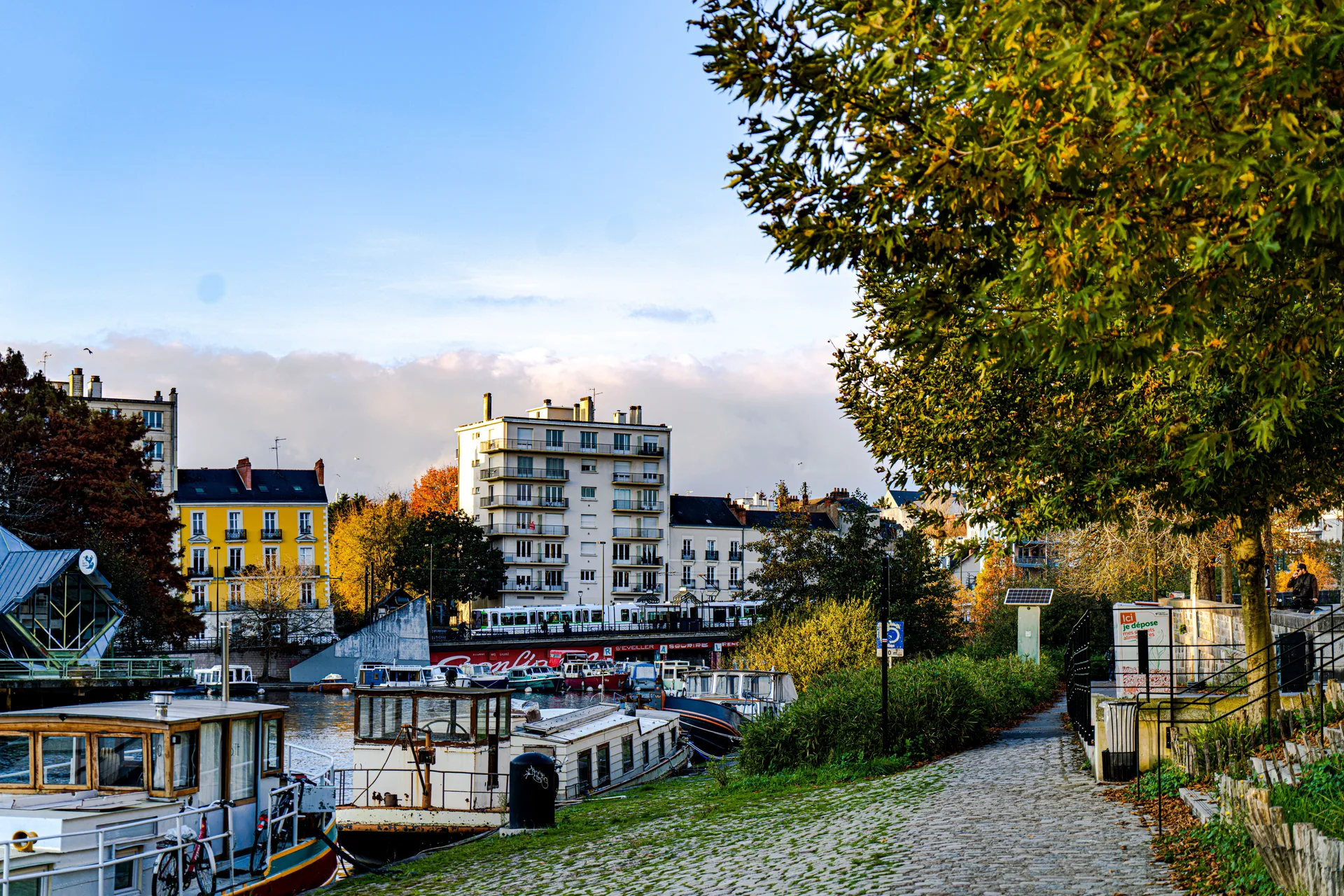 Les quais de Nantes et les façades du centre reflétées dans la Loire