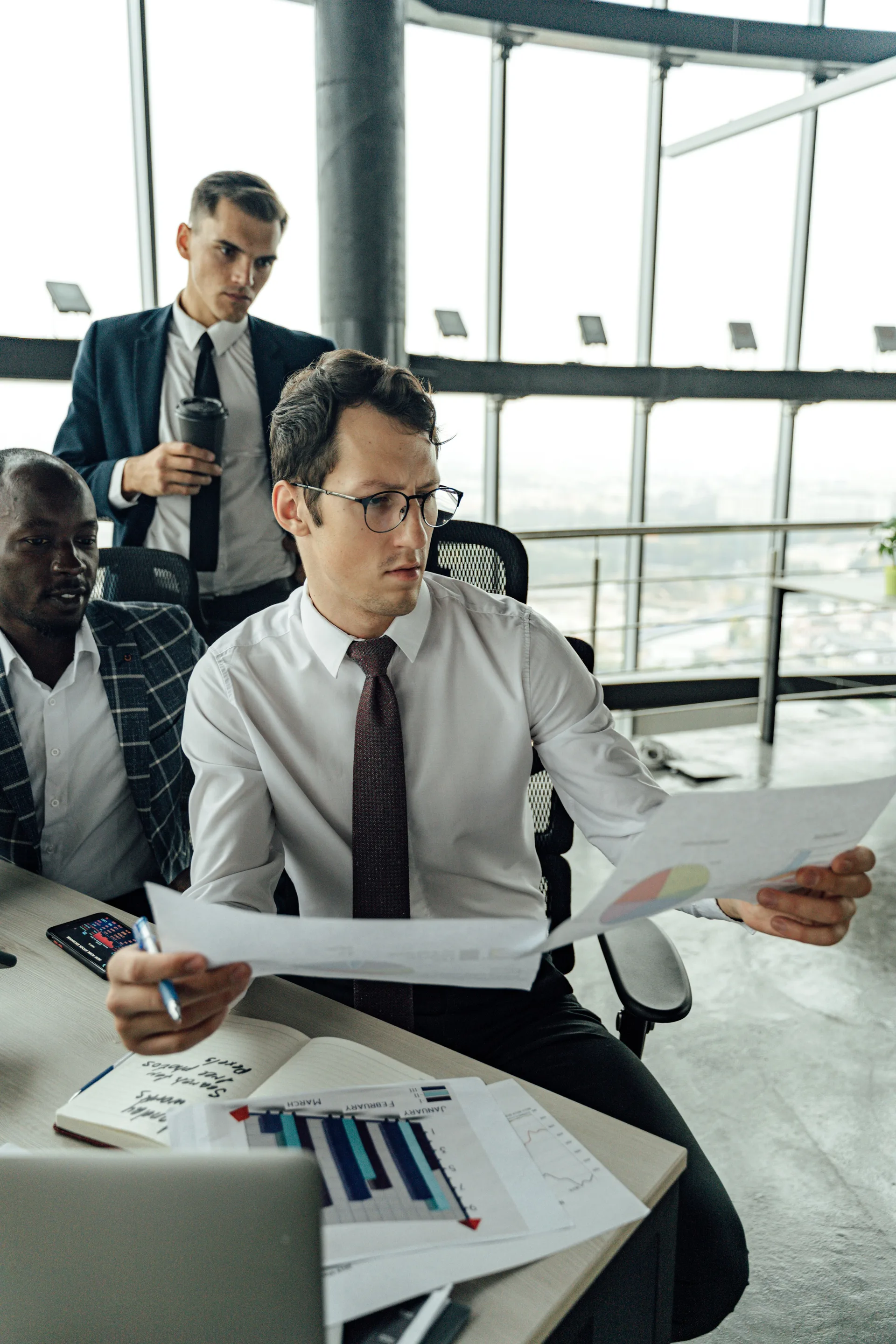 Développeur travaillant sur du code affiché à l'écran