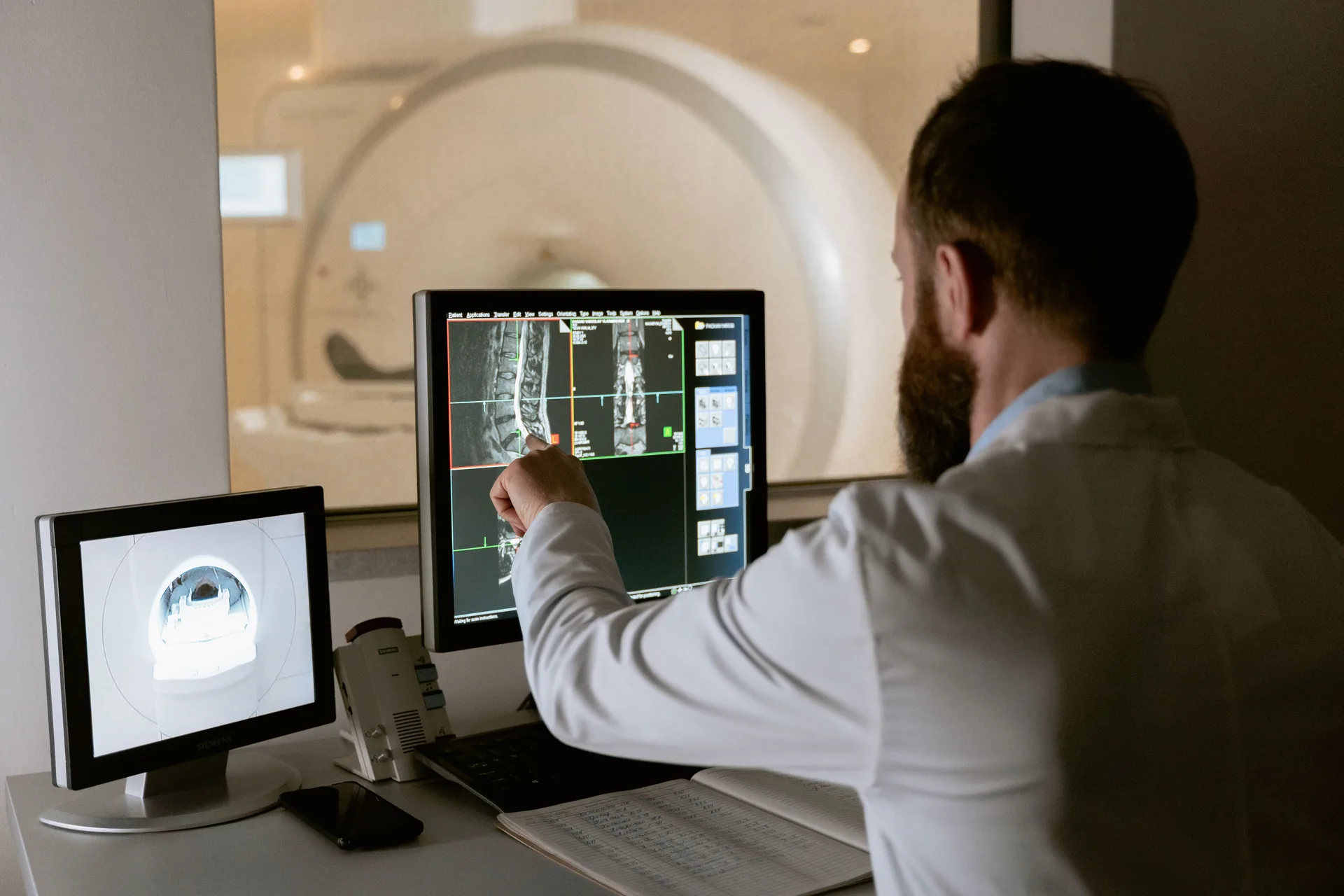 Professionnel de santé examinant des images médicales sur des écrans de diagnostic