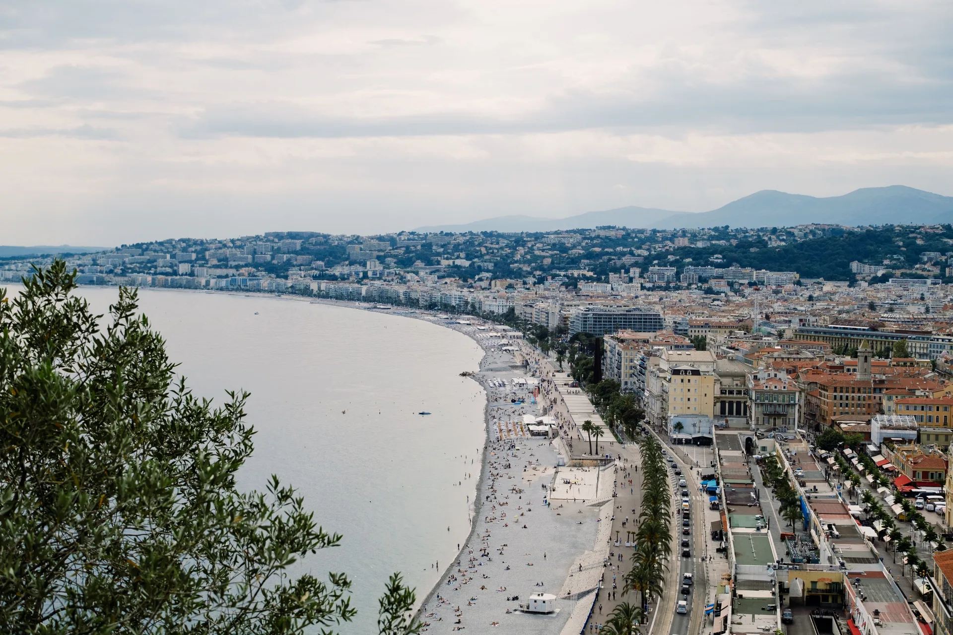Vue aérienne de la baie des Anges et de la Promenade des Anglais à Nice
