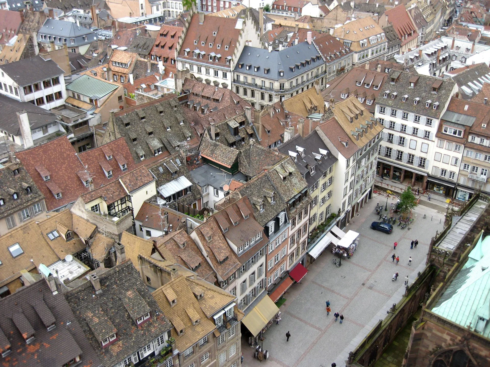 Vue aérienne des toits et de la place du centre historique de Strasbourg