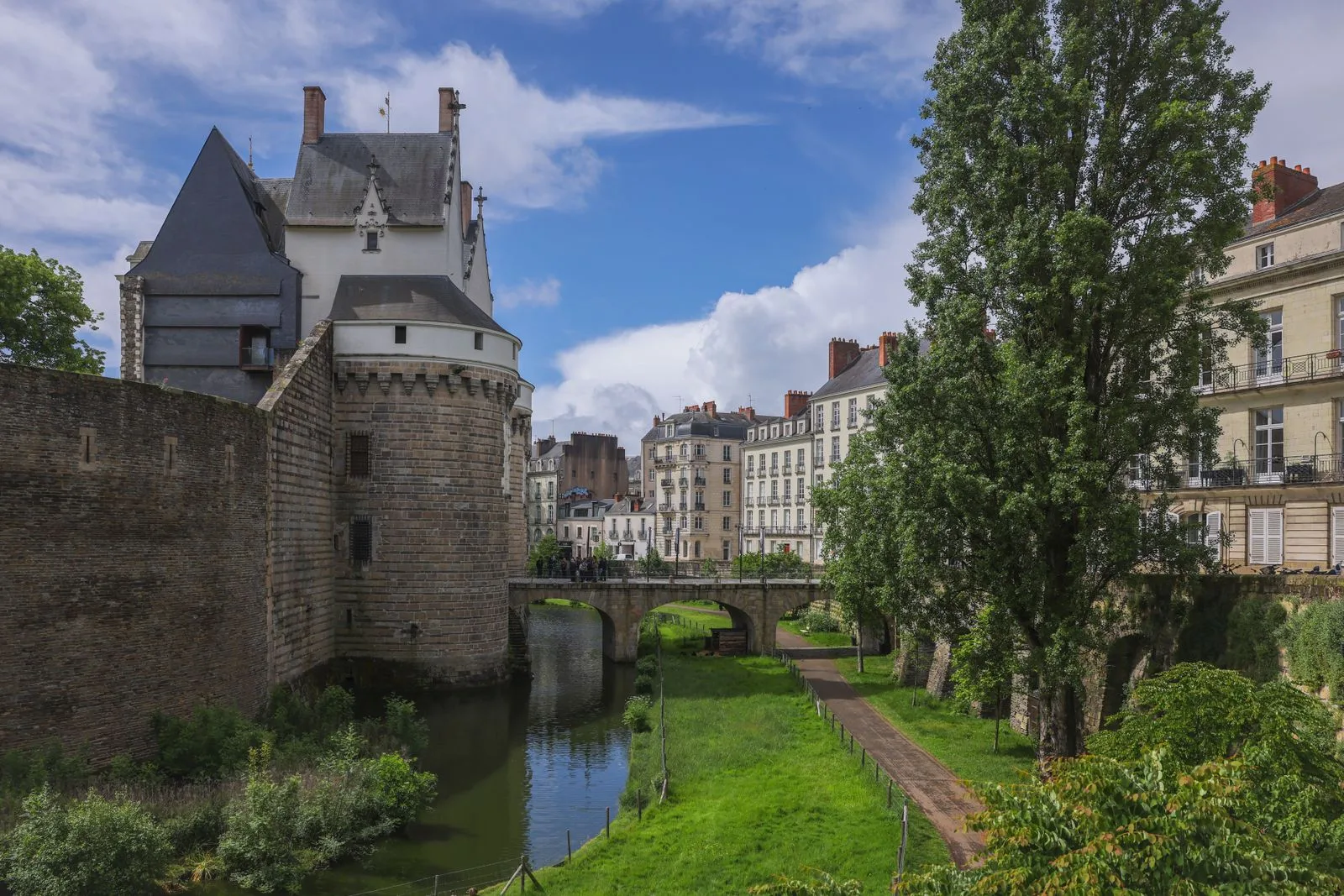 Remparts et douves du château des ducs de Bretagne à Nantes, immeubles du centre-ville en arrière-plan