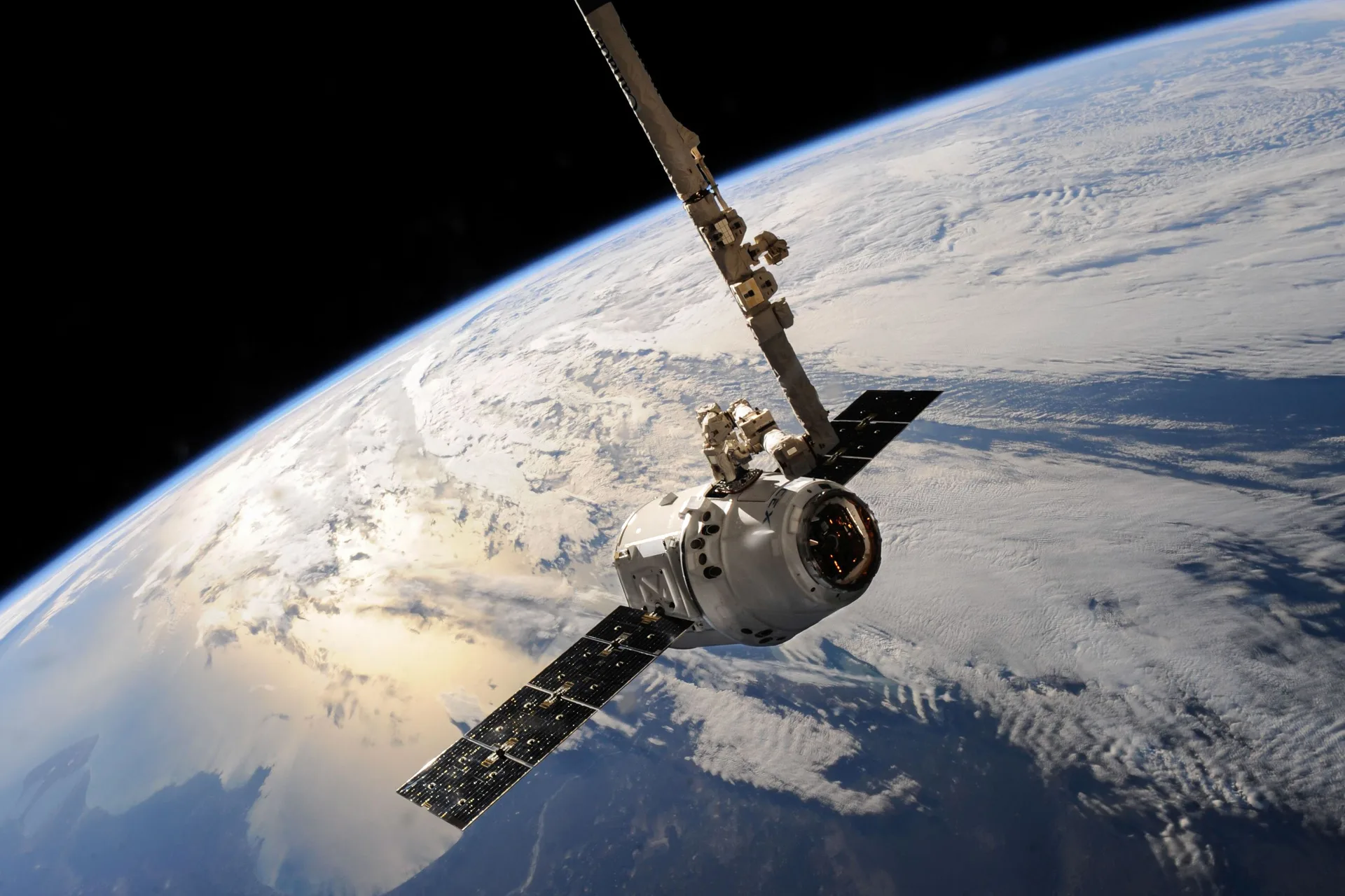 Satellite d'observation en orbite au-dessus de la Terre