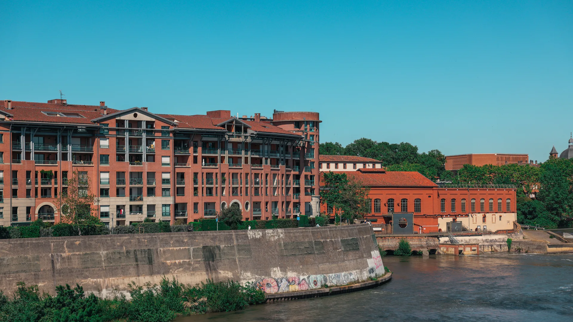 Les berges de la Garonne à Toulouse et ses immeubles de brique rose