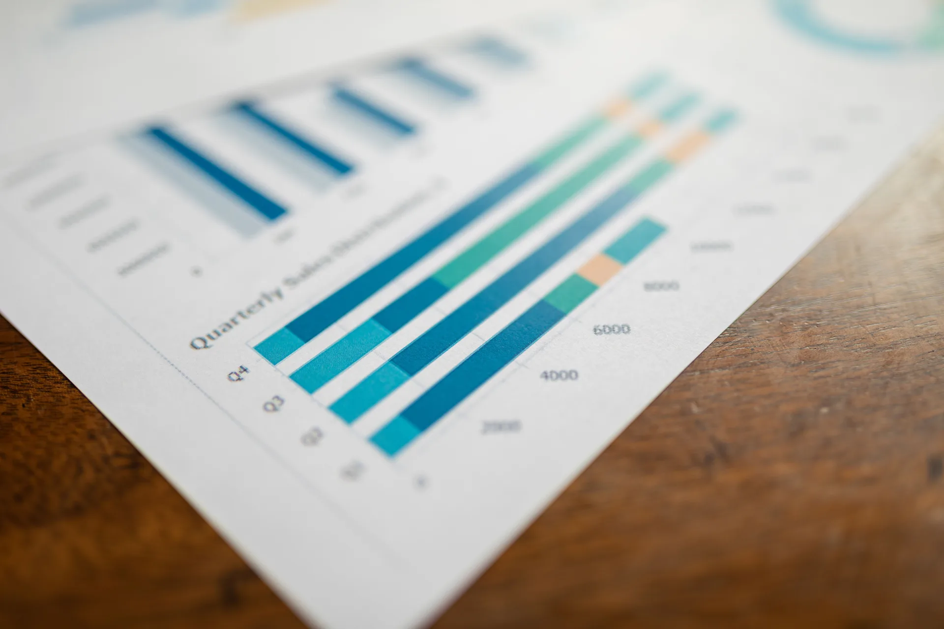 Graphique trimestriel des ventes imprimé sur une table en bois